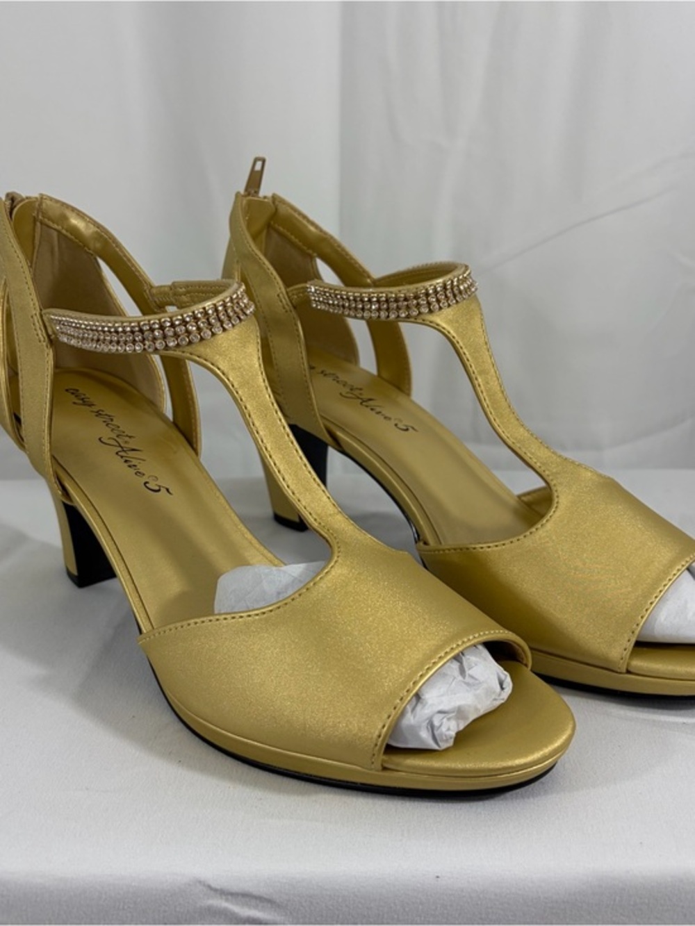 NWT easy street Size 10 Gold T-Strap Rhinestone Block Heels Fit and Comfort